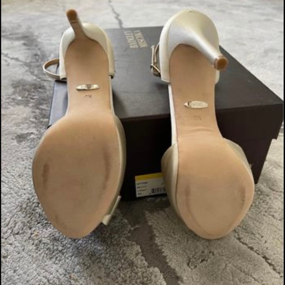 Badgley Mischka Becky Ivory Heels - Picture 4 of 4